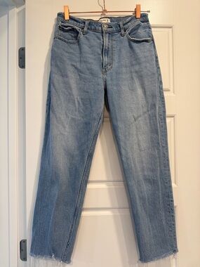 Abercrombie The Mom High Rise Lighter Wash Jeans Size 6R / 28 Regular Freyed Hem